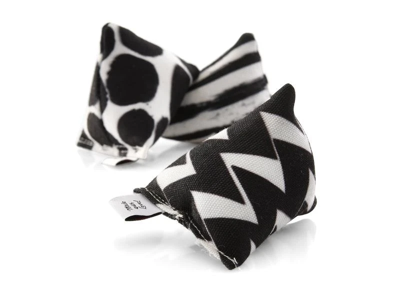 CanadianCat Katzenminze-Spielzeug Mini-Pyramiden, 3er Set, Schwarz-weiss 6 CanadianCat Katzenminze-Spielzeug Mini-Pyramiden, 3er Set, Schwarz-weiss – Bild 4